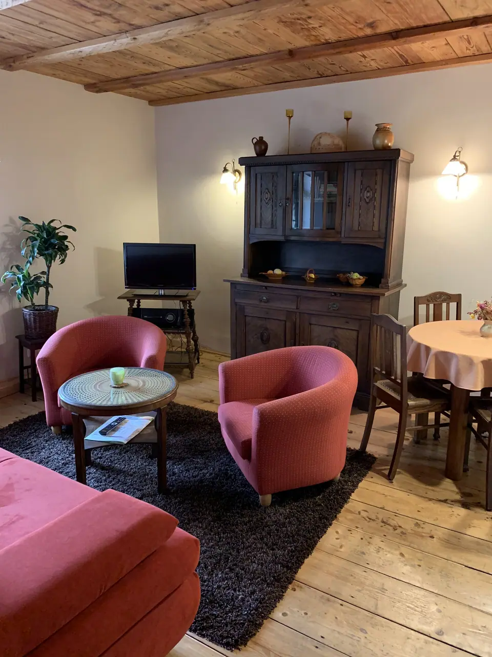 Wohnzimmer, mit Sitzecke, Esstisch, Fernseher und Radio