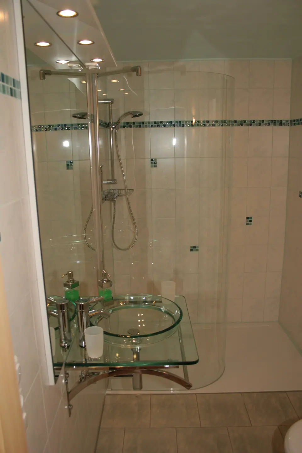 Bad, mit Glasdusche und Glas-Waschbecken