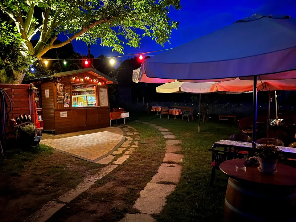 Außen-Sitzbereich am Abend