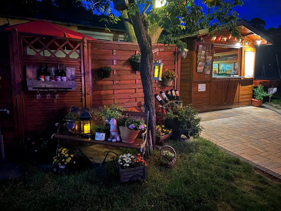 Verkaufshütte bei Nacht